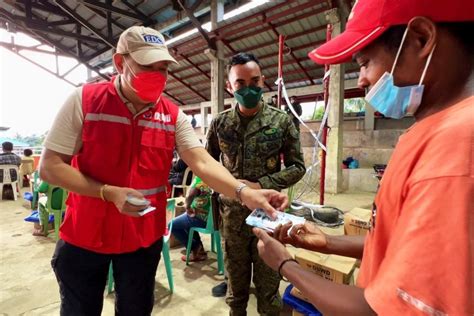 DSWD gives aid to internally displaced families in Gonzaga.
